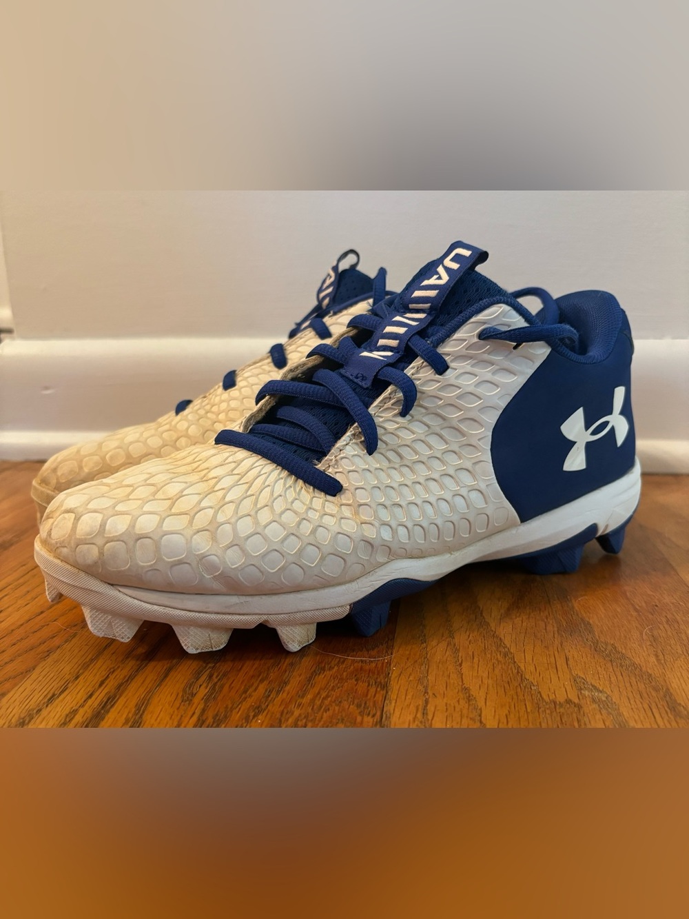 Under Armour Youth Glyde White and Blue Softball Cleats, size 5.5Y